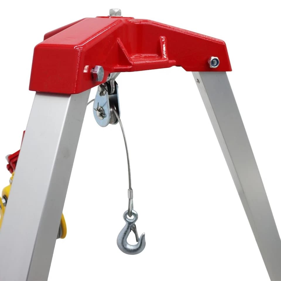 Close-up of the tripod head, pulley and suspended cable hook